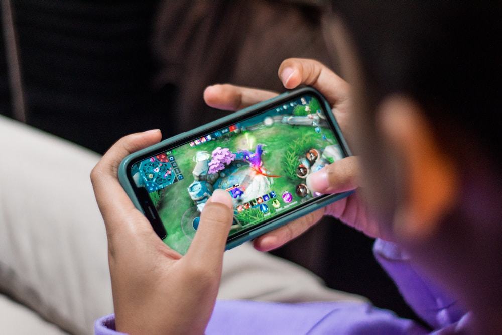 Seseorang bermain game melalui ponsel — panduan aman bermain online Bmw4d