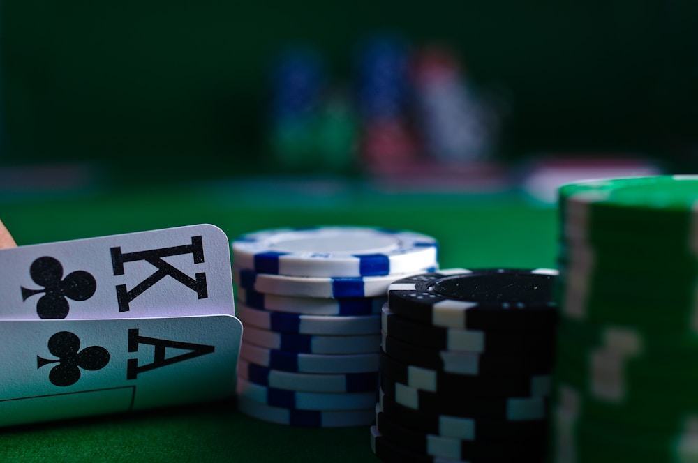 Kartu remi dan chip poker di atas meja permainan