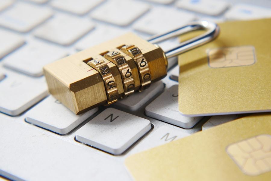 Gembok emas di atas papan ketik — melindungi diri saat bermain online