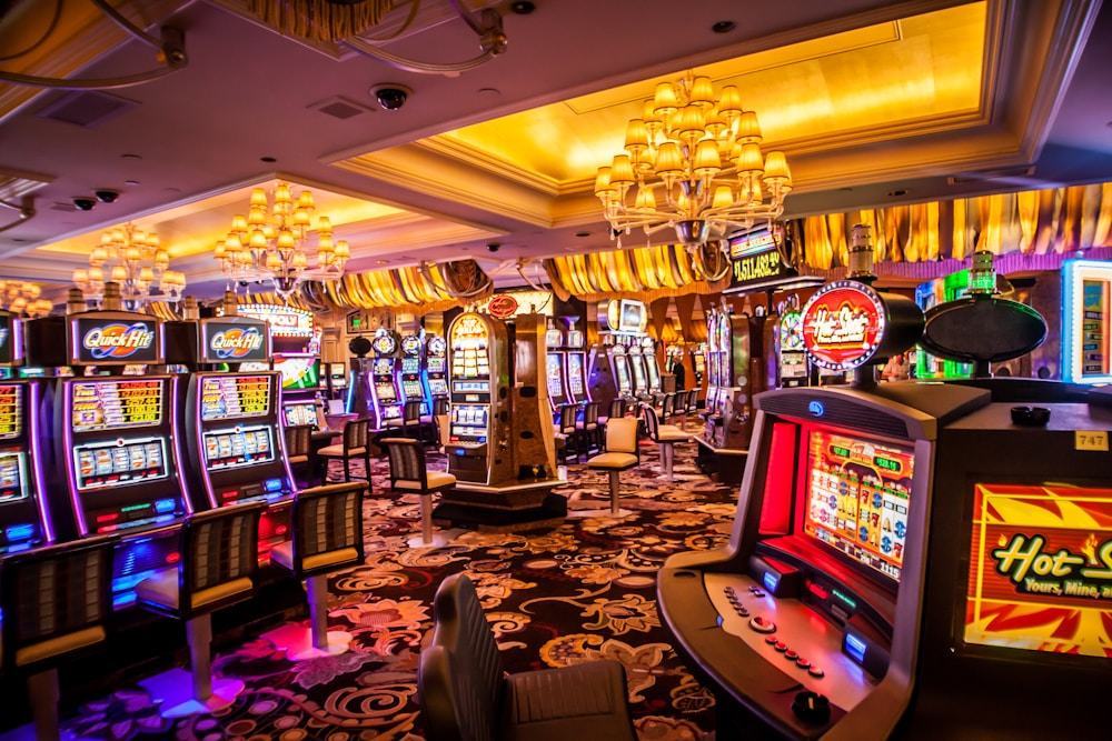 Barisan mesin slot di lantai kasino — panduan slot online Bmw4d
