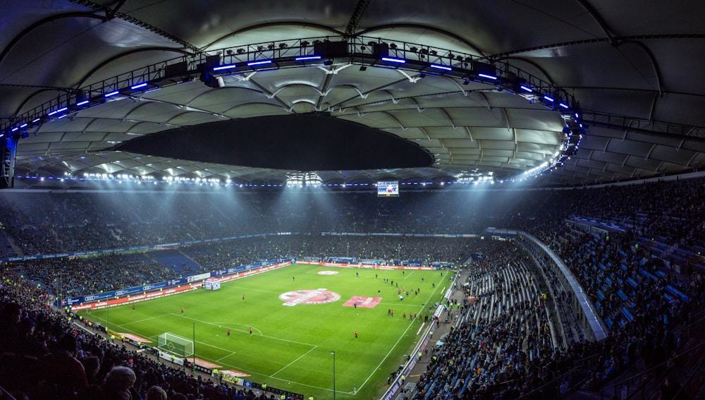 Stadion sepak bola dengan lampu sorot menyala